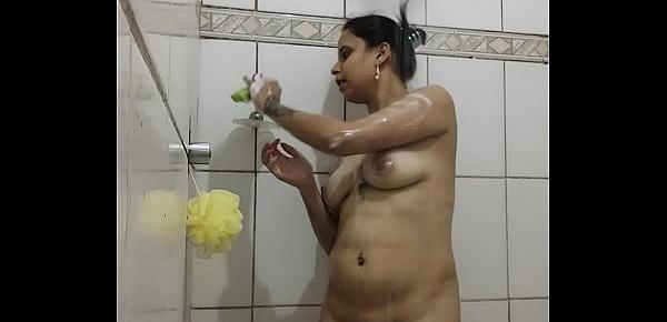  Juliana Paulista se depilando no banho enquanto corno está no trabalho